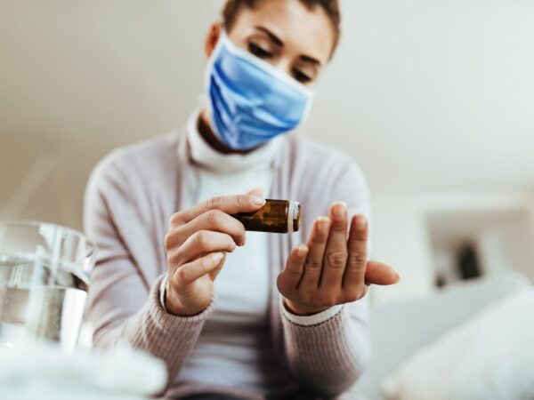 Medicamento manipulado ou industrializado: quais são as principais diferenças?